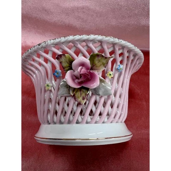 Lattice Ceramic Basket with hand painted flowers - Picture 1 of 7